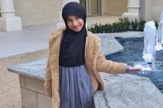 Inaayah Makda was struck by a wave as she sat on rocks on a beach in Casablanca. / Ph. BBC