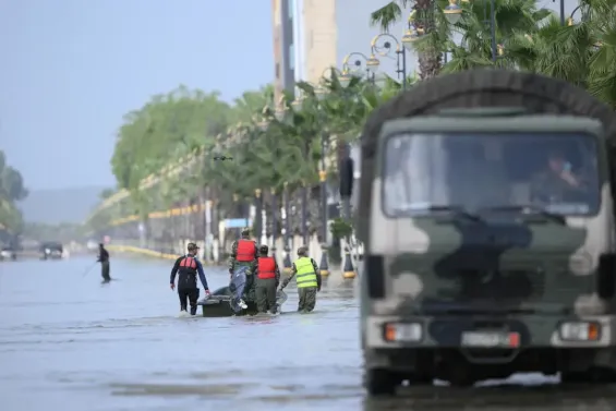 Royal Armed Forces and civil authorities work to address flood risks as the Loukkos River rises in Ksar El Kebir, Morocco, January 31, 2026. / Ph. Reuters