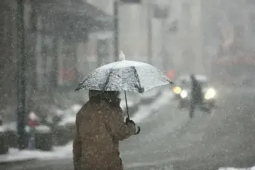 تساقطات ثلجية وزخات رعدية قوية يومي الجمعة والسبت بعدد من مناطق المغرب