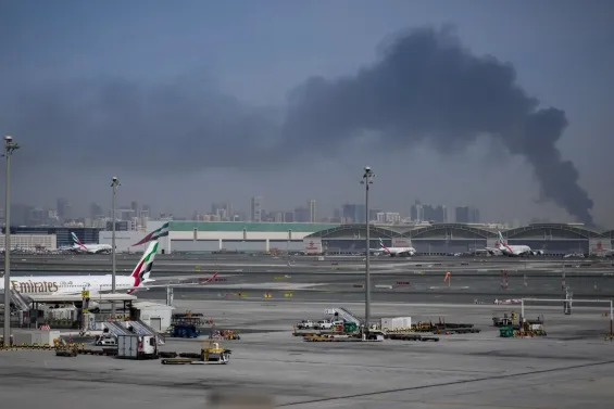 Emirates airplanes are parked at the Dubai International Airport after its closure. / Ph. AP