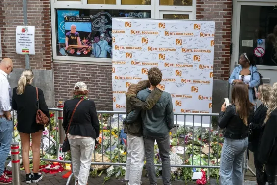 People gather in July 2021 at the spot where Peter R. de Vries was shot. / Ph. ANP