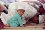 Révélation : Les musulmans commencent à prier à l’âge de 2 ans… selon le Parisien