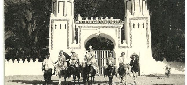 Tourists posing in front of Walter B. Harris' villa in Tangier./Ph. DR