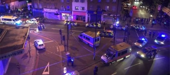 A man in van hits Muslim worshipers next to a Mosque in Finsbury Park, London./Ph. Reuters