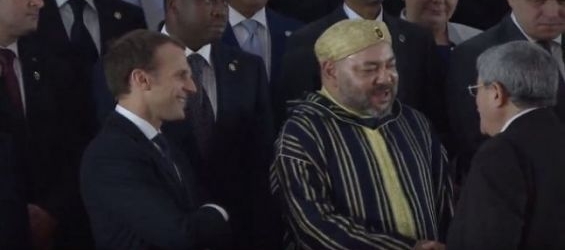 King Mohammed VI greets Ahmed Ouyahia in front of Emmanuel Macron./ Ph. Screen shot