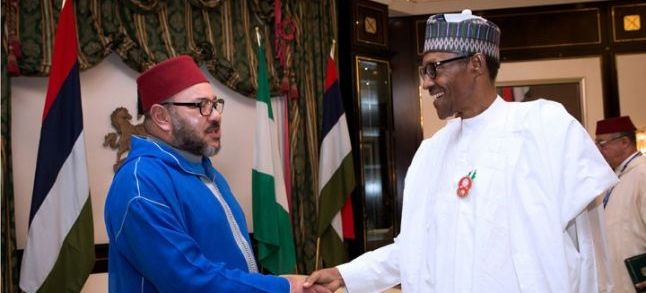 King Mohammed VI shaking hands with the Nigerian president, Muhammadu Buhari./Ph. DR