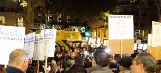 Commemorating the disappearance of Mehdi Ben Barka in front of the Lipp brasserie in Paris./Ph. Bachir Ben Barka Facebook