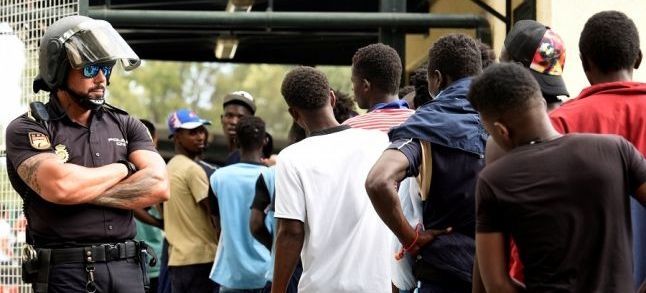 Sub-Saharan migrants queue to enter the Ceuta CETI after having crossed the border with Morocco. REUTERS / Fabian Bimmer