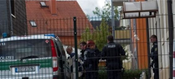 A Moroccan national detained for threatening to throw himself from the window holding his girlfriend's child./Ph. DR