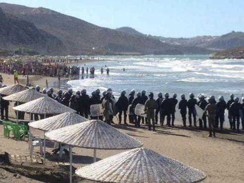 Hirak Des Marches Pied Dans Leau à Al Hoceima