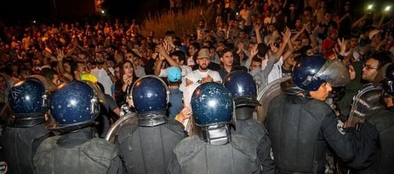 Protesters face security forces during a demonstration, June 8, 2017 in Al Hoceima, Morocco./Ph. AFP