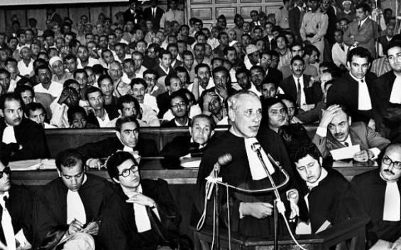 Abderahim Bouabid, le 14 juin 1971 au tribunal de Marrakech, en tant qu'avocat des membres de l'UNFP accusés de complot fomenté à l’étranger. / Ph. GI-AFP