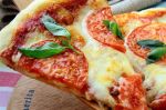 Un pizzaïolo marocain en Italie prévoit quotidiennement 35 pizzas gratuites
