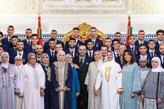 Le roi Mohammed VI avec les joueurs et leurs mères. / MAP