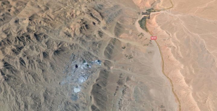La mine d'Imiter est en gris sur l'image, derrière la chaîne de collines et le village en vert, à droite. Ils sont incrustés dans un vaste paysage désertique. (c) GoogleEarth