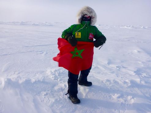 Nacer, fier de brandir le drapeau marocain au Pôle nord. Une première.  (Ph:www.nacerben.com)