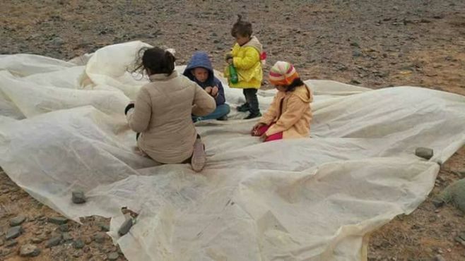 Des enfants des réfugiés syriens à la frontière entre le Maroc et l'Algérie. / Ph. Facebook Figuig Photographie
