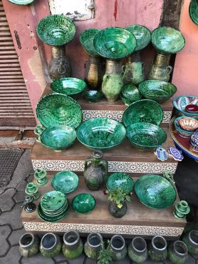 Des pièces vitrées trouvées lors d’une promenade à travers le souk. / Ph. Amanda Shine