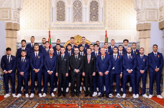  Le roi Mohammed VI avec les membres de l’équipe nationale. / MAP