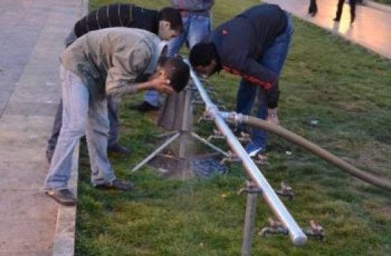Les pompiers ont d'ailleurs mis en place des robinets publics, le ramassage de bouteilles d'eau a été organisé par les Jeunes du 20 février, bref : on pouvait presque se croire en Suède (en été).