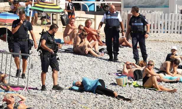 Une femme musulmane contrainte à enlever sa tunique qui n'a pourtant aucune conotation religieuse. / Ph. Agence Vantagenews