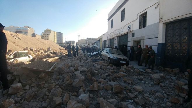 A wall collapsed in Casablanca killing three people and injuring a woman./ Ph. Yabiladi. Mehdi Moussahim