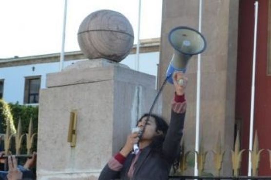 Dans l'après-midi, tout se concentre autour du parlement. Ici, une des jeunes du 20 février qui apparaissait dans la première vidéo appelant à manifester prend la parole.