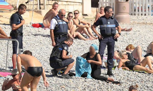 Une femme musulmane contrainte à enlever sa tunique qui n'a pourtant aucune conotation religieuse. / Ph. Agence Vantagenews