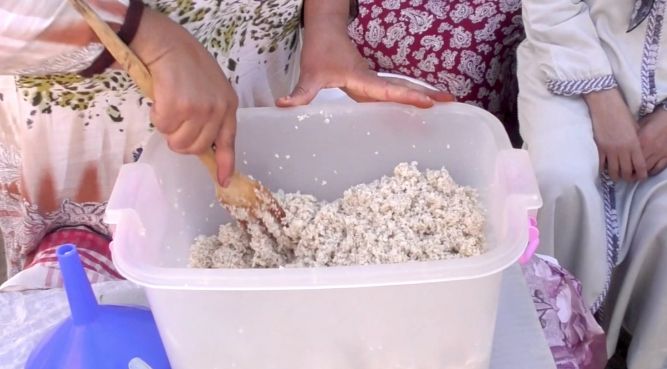 Semoule de blé cuite à la vapeur trois fois pour préparer Saykok. Ph. Mounira Lourhzal