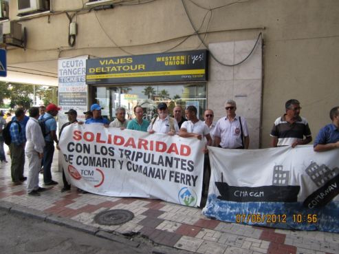 Des représentants syndicaux espagnols manifestent par solidarité avec les marins marocains bloqués depuis janvier 2012