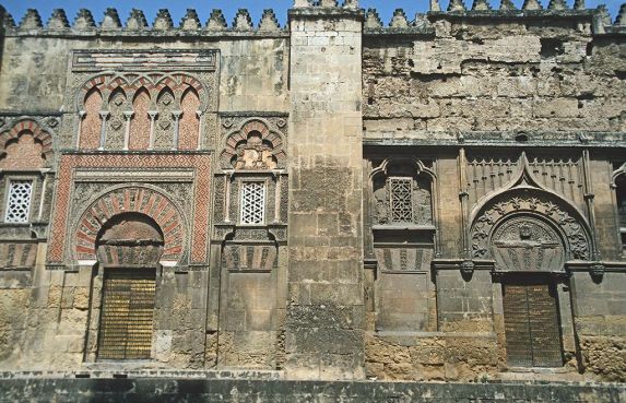 Mur extérieur de la mosquée / Ph. Hans Peter Schaefer - Wikipedia