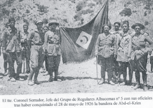 Me groupe de soldats, les Regulares n°5, après avoir vaincu le 28 mai 1926 Abdelkrim El Khattabi , chef de l'armée rifaine rebelle.