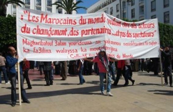 Le collectif des Marocains du Monde, fondé il y a à peine un mois, a fait le déplacement depuis Bruxelles pour ajouter ses revendications particulières à celles du Mouvement. Première d'entre elles : leur participation aux élections législatives.