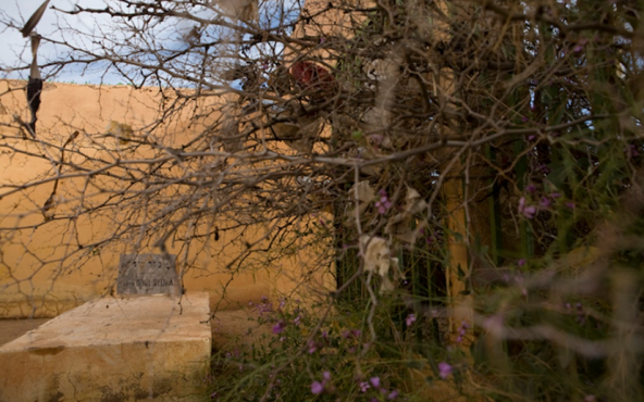 La tombe de Rabbi Moul Sedra, dans le cimetière juif situé au nord d'Errachidia. / Ph. Diarna