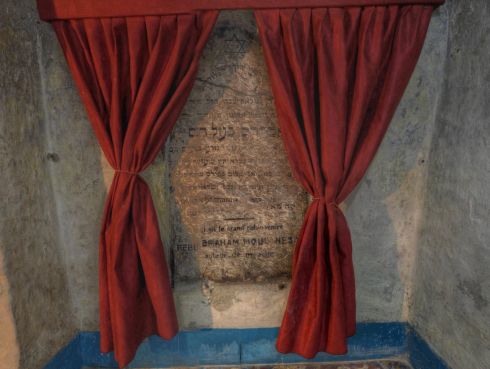 L'intérieur du mausolée de Rabbi Braham Moul Nesse. / Ph. DR