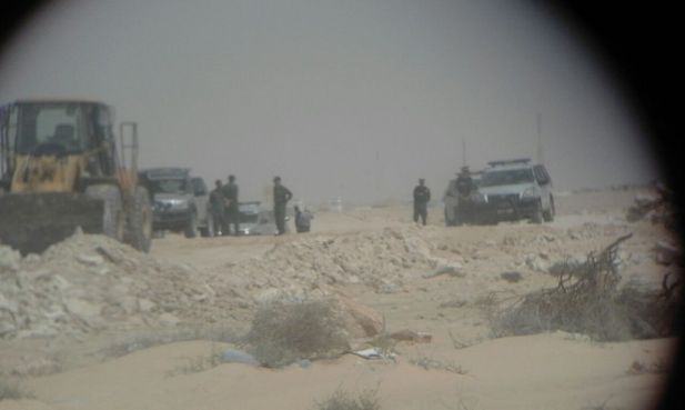 Travaux de bitumage de la route près de Guerguerate surveillés par les gendarmes marocains / Ph. FuturoSahara