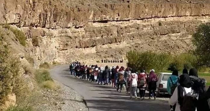 La marche des élèves du lycée Acharif Al-Idrisi, situé dans le cercle d’Asoul, vers Errachidia, lundi 30 novembre. / DR