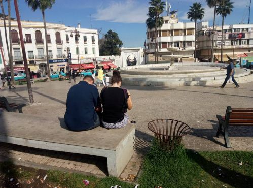 Une internaute a poussé un coup de gueule hier sur Facebook contre la saleté et les détritus qui jonchent la Place du 9 avril 1947 à Tanger. / Ph. Facebook Alia Waez