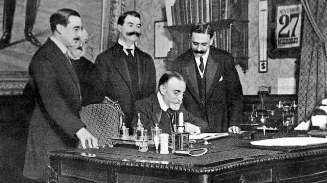 Le 27 novembre 1912, l'ambassadeur de France en Espagne signe l'accord franco-espagnol qui fonde le protectorat espagnol sur le Maroc. Le protectorat français a été établi quelques mois plus tôt, le 30 mars.