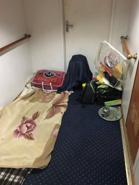 « Des familles avec enfants et nourrissons dormant à même le sol dans les couloirs du bateau ». /Twitter d'Adil C.