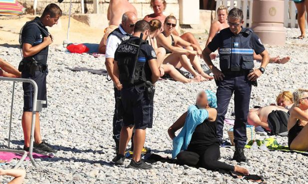 Une femme musulmane contrainte à enlever sa tunique qui n'a pourtant aucune conotation religieuse. / Ph. Agence Vantagenews