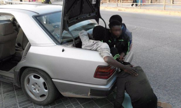  Neuf migrants originaires d'Afrique subsaharienne, dont une femme, se trouvaient dans la voiture-bélier. /. Ph. Twitter Onda Cero Melilla‏ 