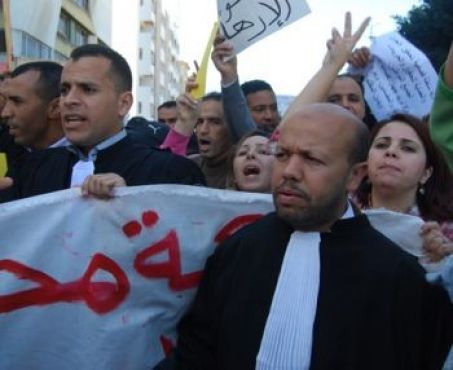 Un groupe d'avocats en robe a rejoint les rangs des manifestants. \