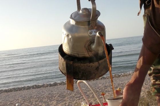Café épicé et samovar ambulant à la plage de Skhirate. / Ph. Mounira Lourhzal