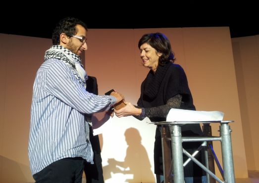 Yassine Channouf, recevant le prix de l'association Al Ikram.