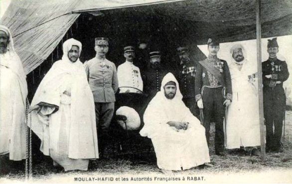 Le sultan Moulay Abdelhafid à Rabat, au lendemain de la signature du traité. / Ph. DR