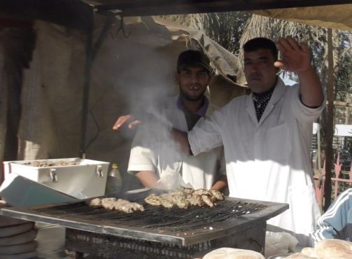 Mohammed Chouay, vendeur de boulettes de sardines à Benmansour - Lgharb / Ph. Mounira Lourhzal - Yabiladi