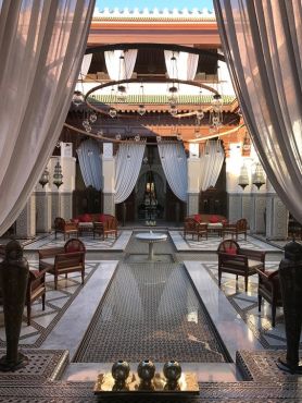 Une vue de l’entrée officielle du Royal Mansour de Marrakech. / Ph. Amanda Shine