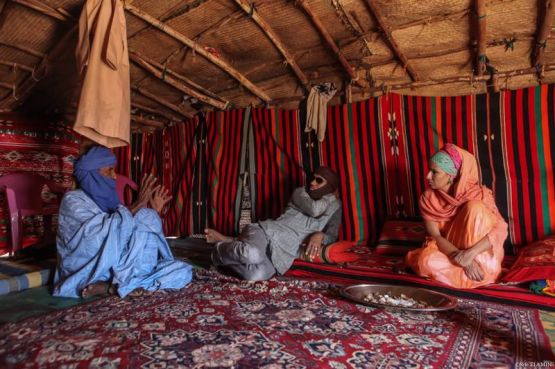 La chanteuse marocaine OUM rend visite aux réfugiés maliens