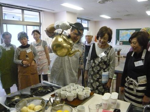 Un petit cours de cuisine avec une association dédiée aux au soutien des personnes âgées. Atelier du thé marocain.